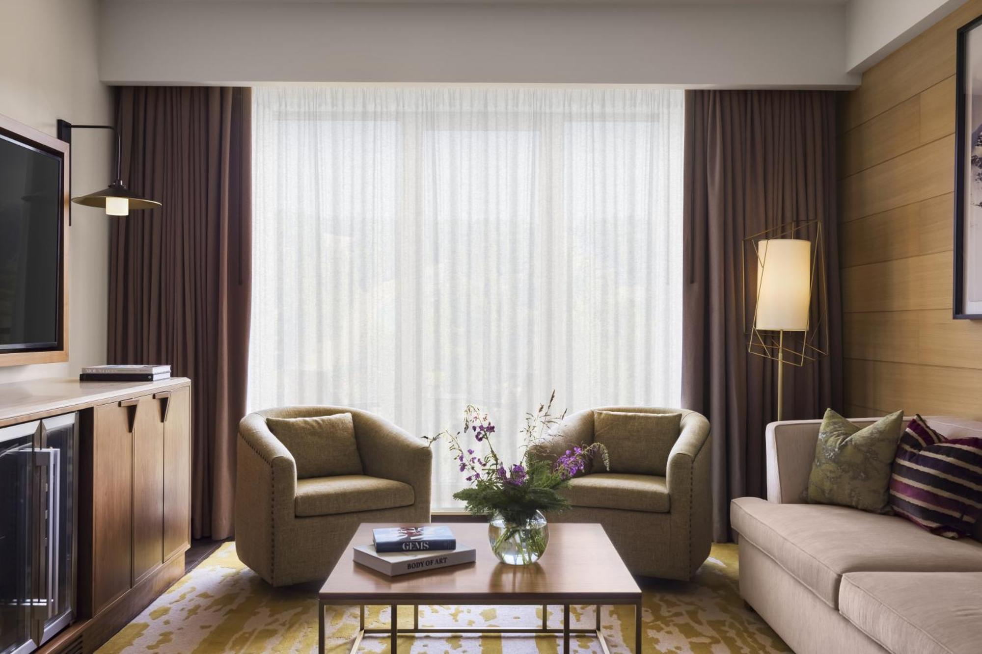 Viceroy Kopaonik Serbia 외부 사진 A living room in a suite at the Mandarin Oriental, Hong Kong