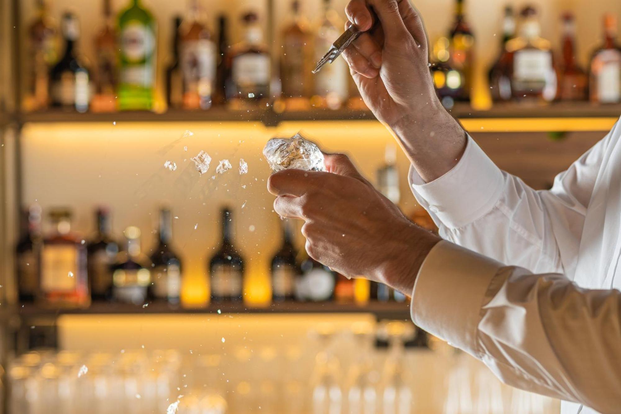 Viceroy Kopaonik Serbia 외부 사진 A bartender preparing a drink