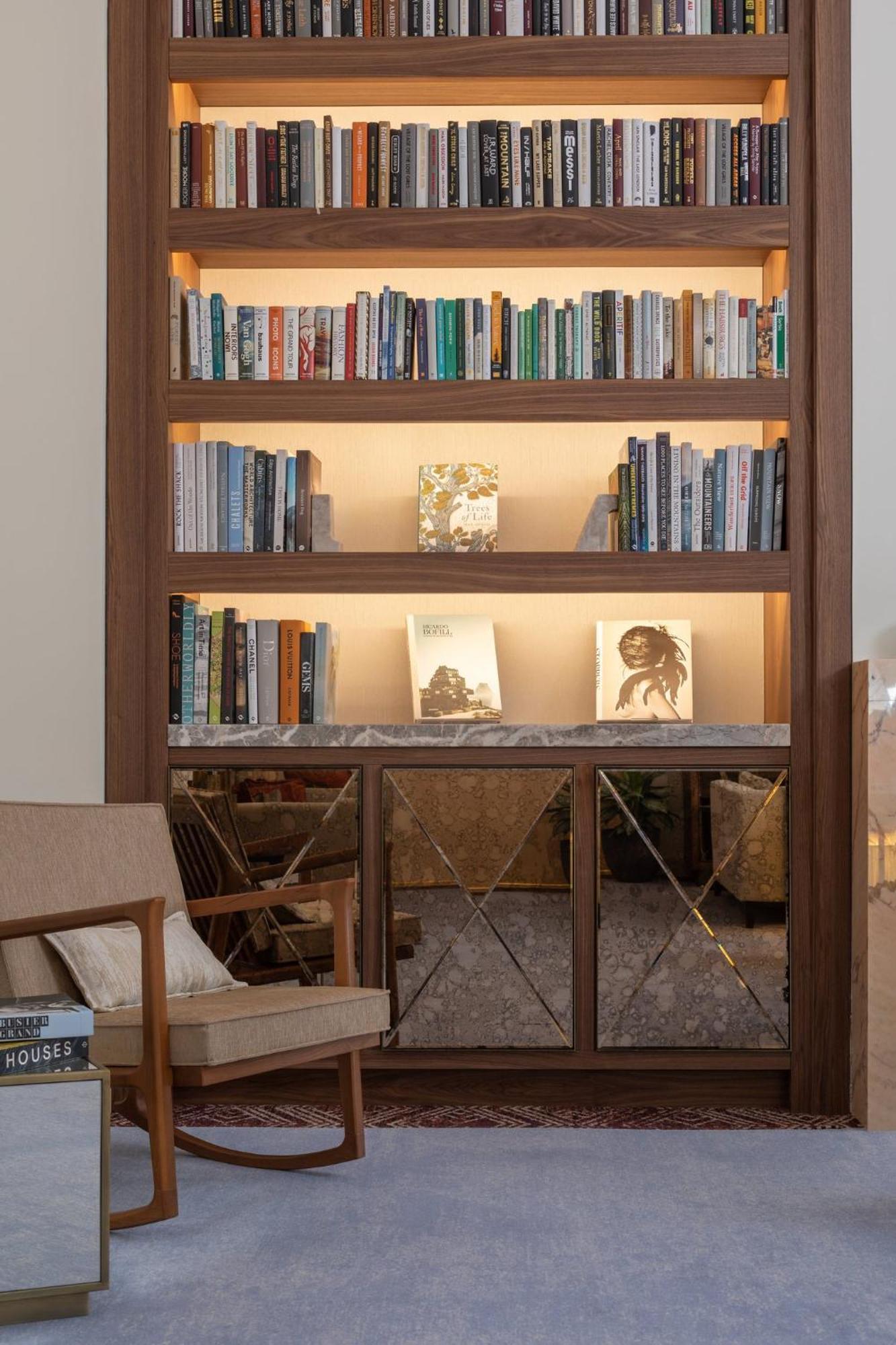 Viceroy Kopaonik Serbia 외부 사진 A bookcase with a built-in light