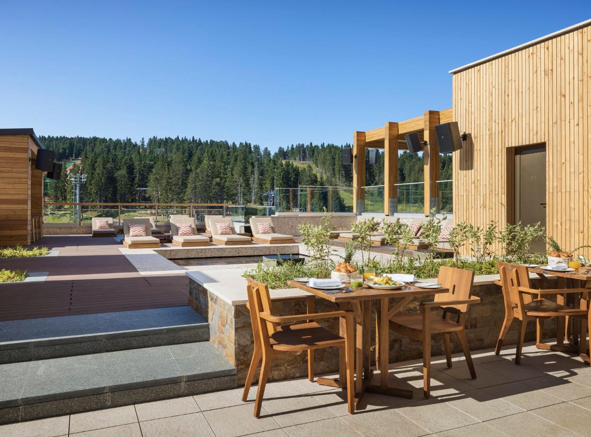 Viceroy Kopaonik Serbia 외부 사진 The rooftop terrace at the Hotel
