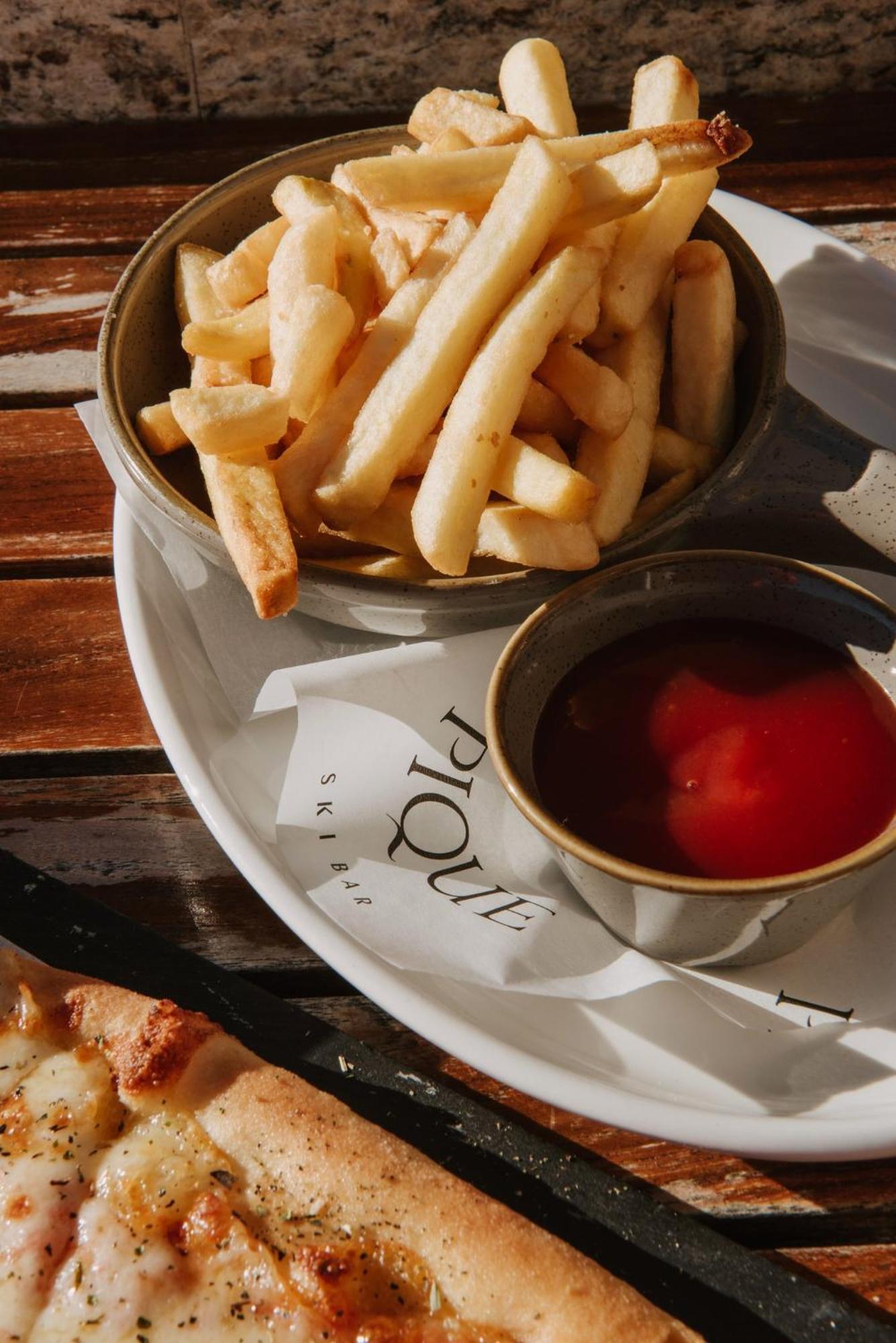 Viceroy Kopaonik Serbia 외부 사진 French fries and ketchup