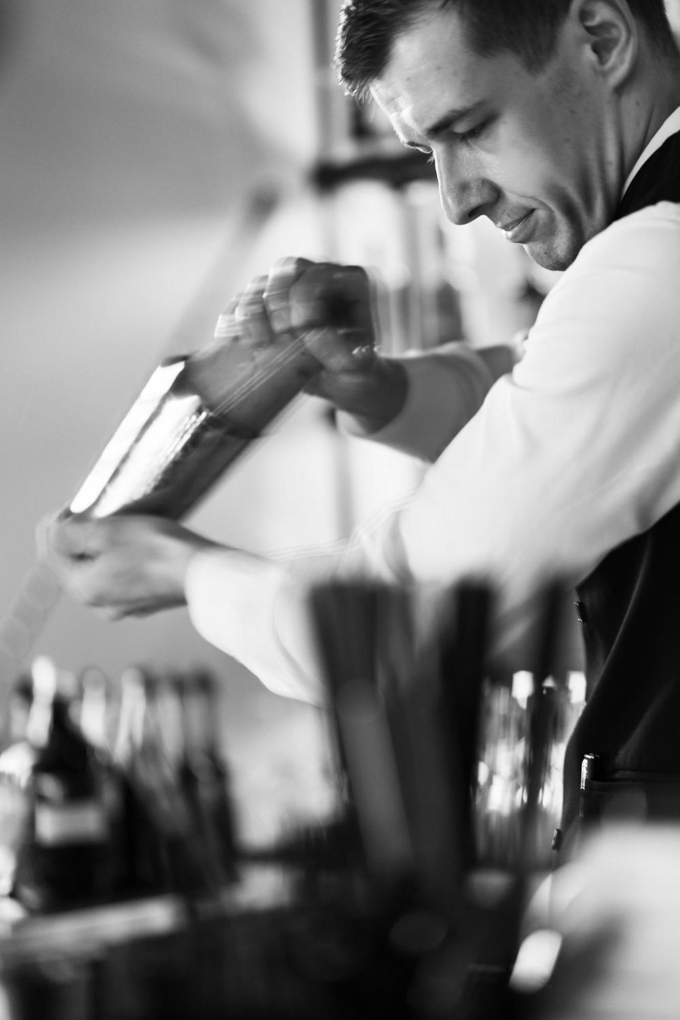 Viceroy Kopaonik Serbia 외부 사진 A waiter holding a wine bottle