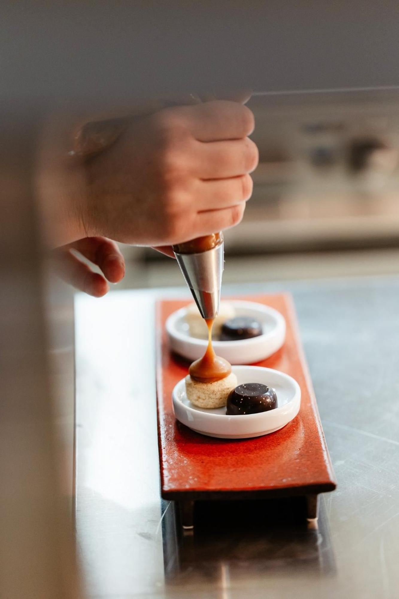 Viceroy Kopaonik Serbia 외부 사진 A pastry chef icing a dessert