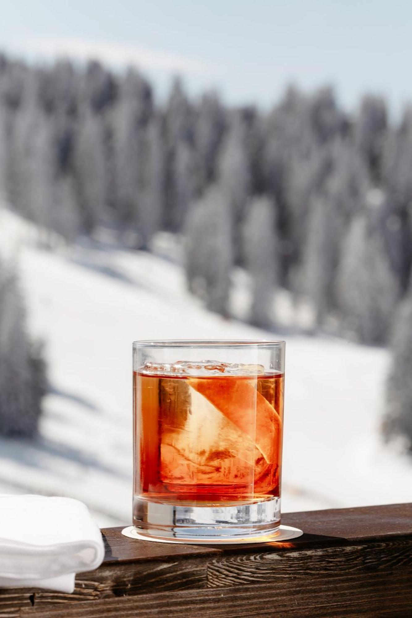 Viceroy Kopaonik Serbia 외부 사진 A glass of ice tea