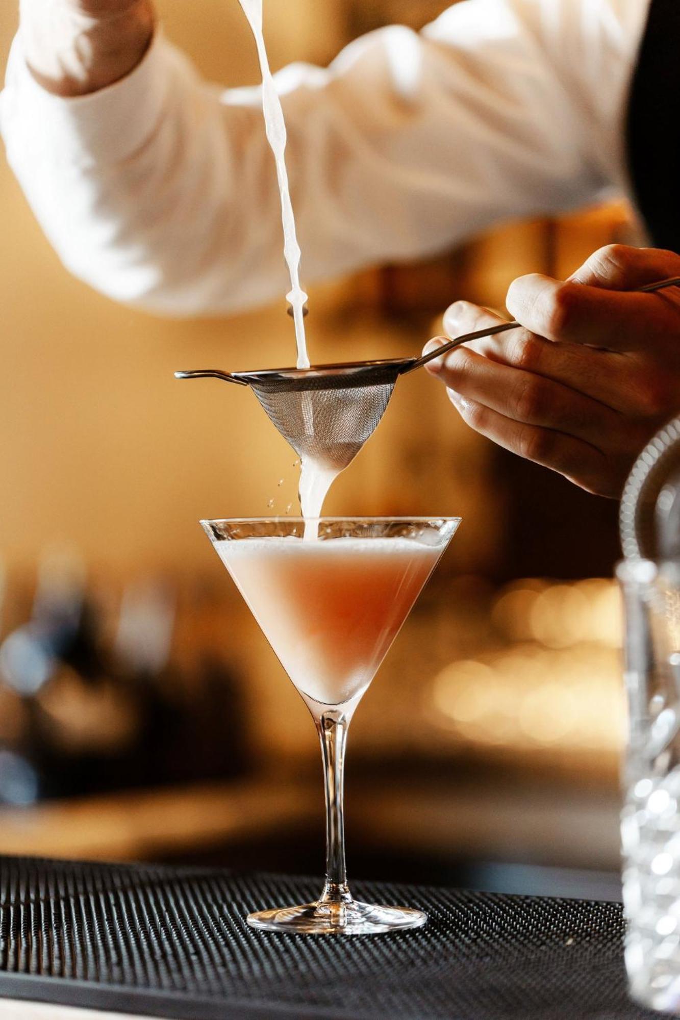 Viceroy Kopaonik Serbia 외부 사진 A bartender straining a cocktail